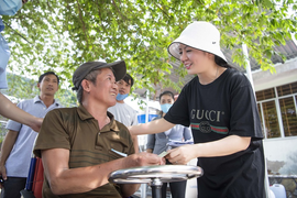 Ca sĩ Đinh Hiền Anh chi gần 1 tỷ đồng làm từ thiện trong mùa dịch COVID-19