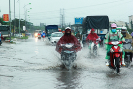 Sau mưa lớn, dân lại bì bõm trên quốc lộ cứ mưa là ngập