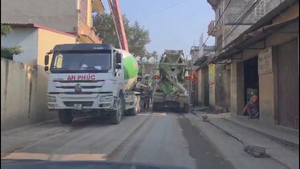 Xe chở vật liệu xây dựng tàn phá đường làng ở Bắc Ninh