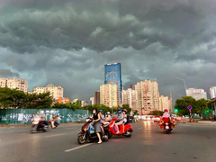 Video: Mây vần vũ, bầu trời Hà Nội tối sầm như nửa đêm