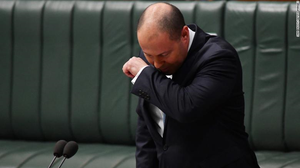 Ho khi đang họp Quốc hội, Bộ trưởng Ngân khố Australia phải tự cách ly