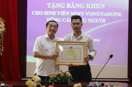 Bộ trưởng Phùng Xuân Nhạ tặng bằng khen cho sinh viên Lào dũng cảm cứu người