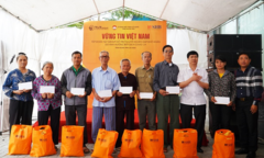 Cha liệt sĩ xúc động khi nhận quà từ chương trình của Tập đoàn T&T Group