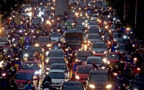 Mưa to, đường 'không lối thoát', dân Hà Nội xếp hàng chôn chân trong biển nước 