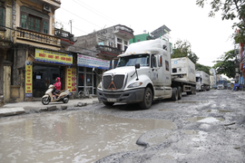 Xe quá khổ tàn phá, 650m đường la liệt hố tử thần ở Hà Nội
