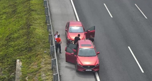 Dừng đỗ nguy hiểm trên cao tốc Hà Nội - Hải Phòng, 2 tài xế bị phạt nặng