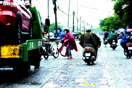 Dự án đường ống nước sạch thi công ì ạch, dân Hà Nội khốn đốn