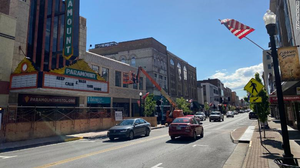 Cùng 1 thị trấn ở Mỹ: Nơi tấp nập kinh doanh, bên đóng cửa im lìm