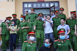 Lòng nhẹ nhõm lắm mới cười hớn hở được như các bị cáo gian lận thi cử ở Hòa Bình
