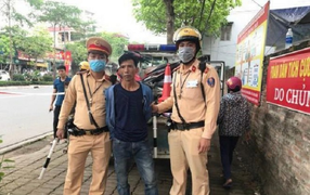 Ngày đầu tổng kiểm soát phương tiện, CSGT tóm gọn kẻ tàng trữ ma túy