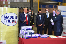 Tổng thống Trump lại gây tranh cãi khi thăm cơ sở y tế mà không đeo khẩu trang