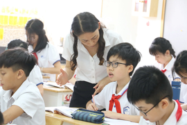 Các trường ngoài công lập thu phí giữ chỗ của học sinh có đúng luật?