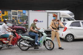 CSGT dừng phương tiện không cần lỗi ban đầu: Người dân nói gì?