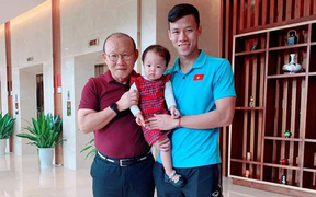 HLV Park Hang Seo căn dặn Quế Ngọc Hải uống ít bia trong ngày sinh nhật