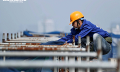 Cận cảnh phá dỡ các tầng vi phạm của tòa nhà 8B Lê Trực