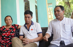 Vận động ký vào đơn từ chối nhận hỗ trợ, cán bộ phải đến nhà dân xin lỗi