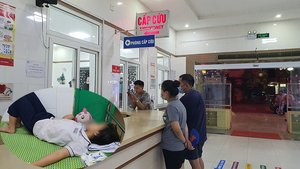 Uống nước ngọt cô giáo mang đến, hàng chục em phải nhập viện ở Hải Phòng