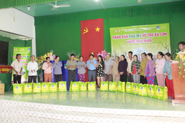 Công đoàn PVFCCo tặng bồn nước cho bà con vùng hạn mặn Bến Tre 