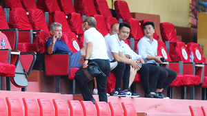 HLV Park Hang Seo bắt tay GĐKT Gede, xem Quang Hải đối đầu Bùi Tiến Dũng