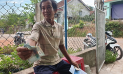 Vừa nhận tiền hỗ trợ từ xã, dân chưng hửng vì bị thu lại không sót đồng nào