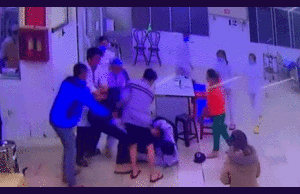 Clip: Hai cha con đánh tới tấp điều dưỡng và bảo vệ, náo loạn phòng cấp cứu