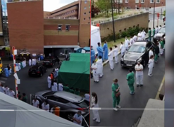 Video: Nhân viên bệnh viện đồng loạt quay lưng khi Thủ tướng Bỉ tới thăm