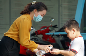 Trẻ mầm non ở TP.HCM háo hức đi học lại sau 4 tháng nghỉ vì COVID-19