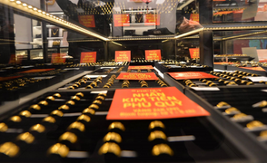 Giá vàng lập đỉnh vượt 49 triệu đồng/lượng: Dân Hà Nội mua nhiều hơn bán