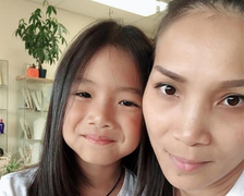 Con gái Hồng Ngọc khóc khi thấy mẹ bị bỏng ở chân, mặt, ngực