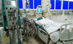 Tỷ lệ đông đặc phổi giảm còn 80%, tia hy vọng lớn cho phi công người Anh