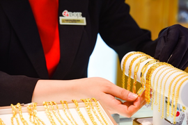 Giá vàng vẫn ở đỉnh cao, có lúc tăng lên 1.765 USD/ounce