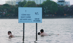 Bất chấp biển cấm nguy hiểm, người Hà Nội vô tư bơi hồ Linh Đàm