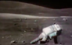 Video hài hước: Phi hành gia ngã dúi dụi trên Mặt trăng
