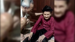 Clip: Cụ bà 90 tuổi giận dỗi, nhõng nhẽo bên cạnh cụ ông kiên trì dỗ dành