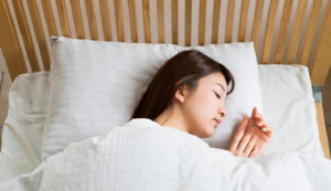 Vì sao mùa hè nhiều người vẫn thích đắp chăn khi ngủ?