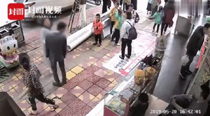 Không chịu tặng điện thoại, chàng trai đứng im cho bạn gái tát 52 phát