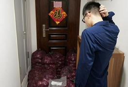 Đổ 1 tấn hành trước cửa nhà người yêu cũ để bắt anh ta phải khóc