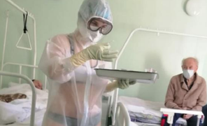 Mặc đồ bảo hộ ngừa COVID-19 xuyên thấu, nữ y tá Nga bị kỷ luật