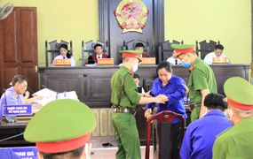 Xử gian lận thi cử ở Sơn La: Công an dìu nữ bị cáo nhờ nâng điểm cho con vào tòa