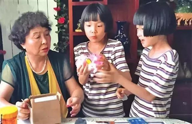 Cảnh già lao lực, kiệt quệ của người mẹ sinh con ở tuổi 60