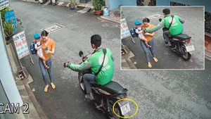 Thanh niên xe ôm nhanh như chớp cướp điện thoại 2 mẹ con đi trên đường