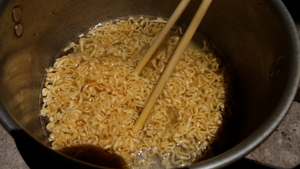 Nấu chín mỳ tôm dưới nắng nóng hơn 40 độ C ở Hà Nội