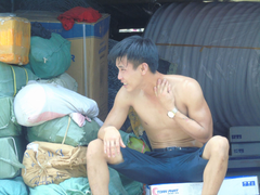 Nhọc nhằn mưu sinh giữa trời nắng nóng hơn 40 độ C ở miền Trung