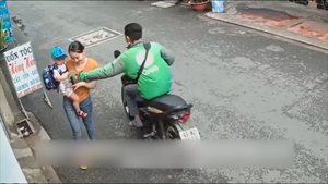 Tài xế GrabBike giật điện thoại của người mẹ đang bế con bị bắt ở Củ Chi