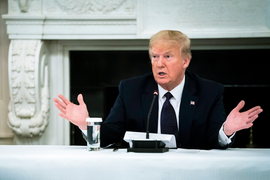 Ông Trump dừng uống thuốc trị sốt rét ngừa COVID-19 