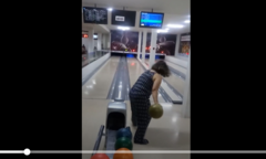 Chơi bowling, cô gái ném vỡ nát màn hình ti vi