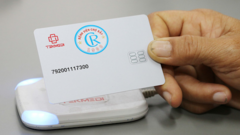 Thẻ khám bệnh 2 trong 1 sẽ 'xóa sổ' nạn cò bệnh viện?