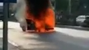 Ô tô 4 chỗ bốc cháy dữ dội ngay giữa đường ở Quảng Ninh