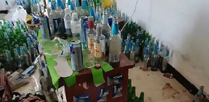 Khách thuê trọ bỏ trốn, để lại căn hộ ngập ngụa rác đến mức không có cả lối đi