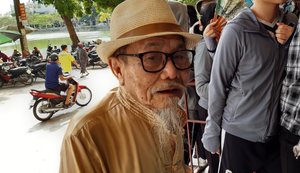 Cụ ông 90 tuổi đội nắng đạp xe mua vé xem trận đấu đặc biệt nhất thế giới